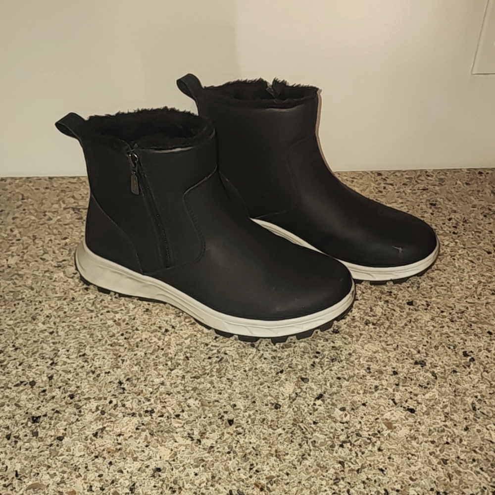 Khombu Women Fleece lines boots size 8